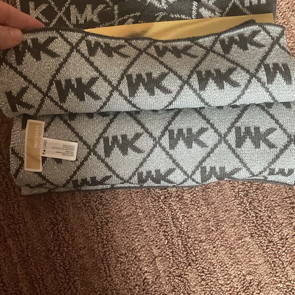 Michael Kors hat and scarf set - Picture 5 of 6